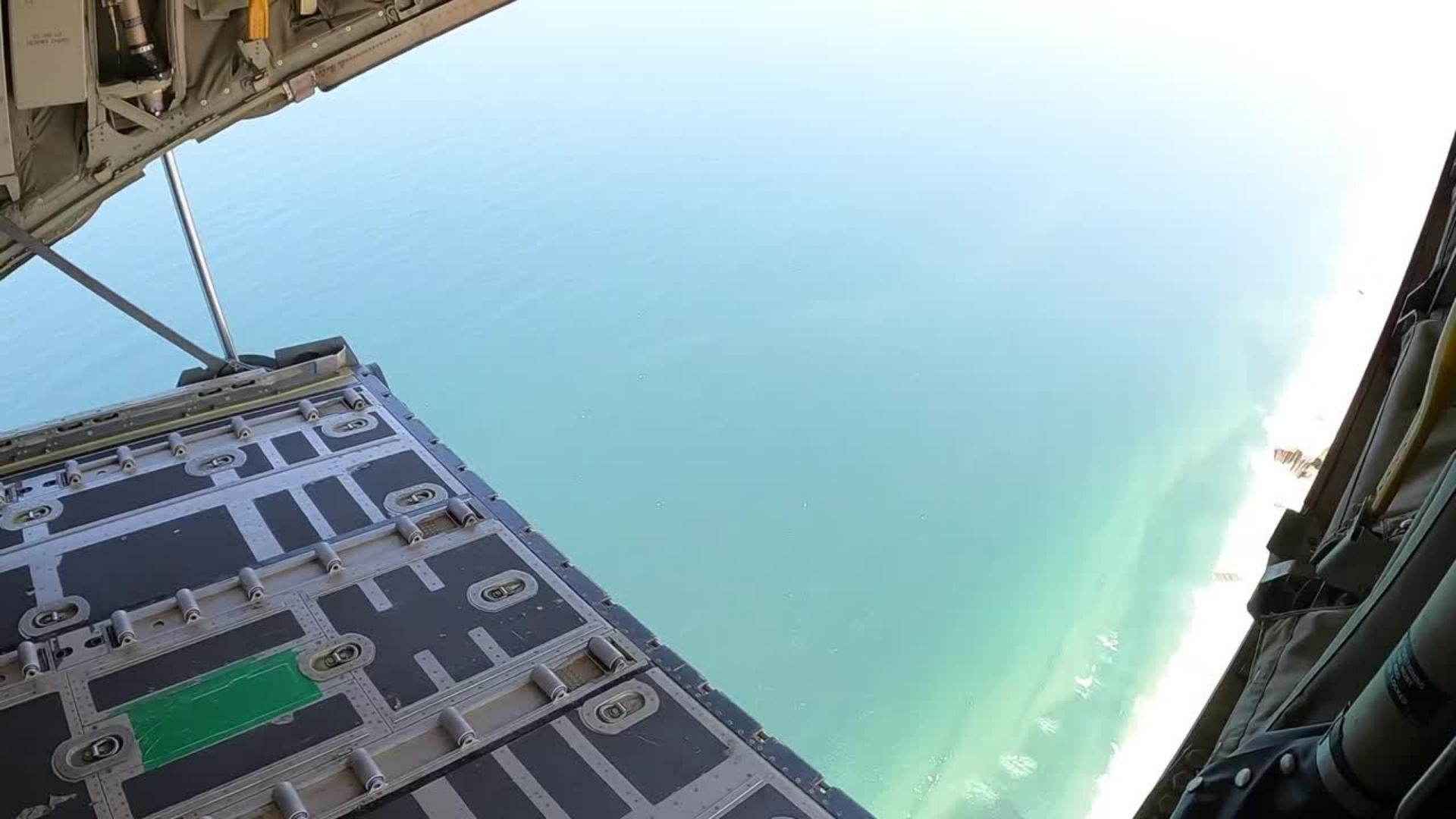 צרפת שלחה סיוע אווירי לעזה והדגישה את הצורך בפעולה בינלאומית בשל המשבר ההומניטרי